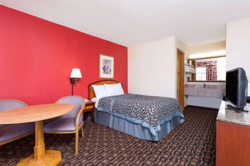 Кровать или кровати в номере Days Inn by Wyndham Augusta Wheeler Road