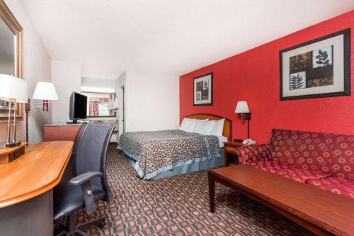 Телевизор и/или развлекательный центр в Days Inn by Wyndham Augusta Wheeler Road