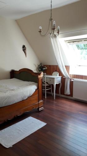 Llit o llits en una habitació de Maison dans un environnement boisé très calme