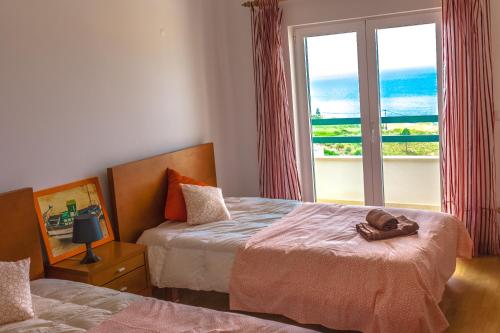 Ocean Villa Ericeira tesisinde bir odada yatak veya yataklar