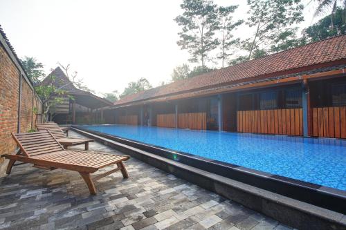 The swimming pool at or close to Wahid Borobudur