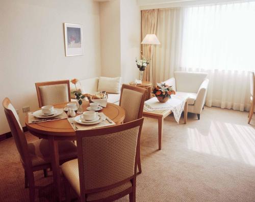 The Koos Hotel في كزينديان: غرفة مع طاولة وكراسي وغرفة معيشة
