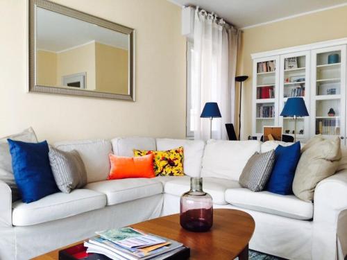 ガルニャーノにあるLa Casa sul Lagoのリビングルーム(白いソファ、カラフルな枕付)