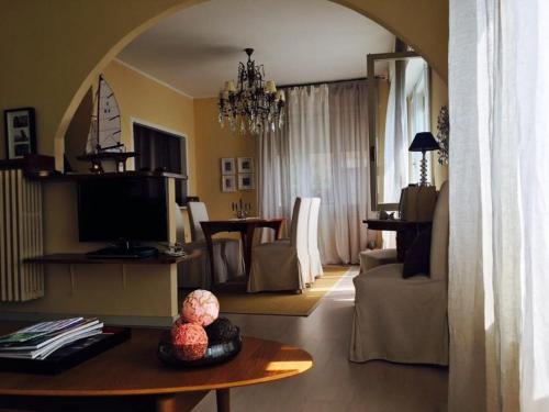 ガルニャーノにあるLa Casa sul Lagoのリビングルーム(テーブル付)、リビングルーム(テレビ付)