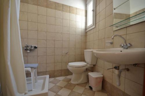 bagno con servizi igienici e lavandino di Hotel El Greco a Sitia