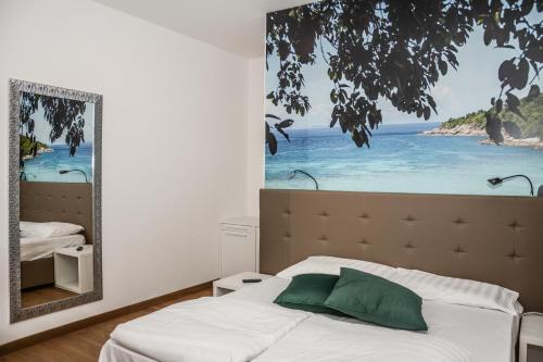 Postel nebo postele na pokoji v ubytování Villa Torbole