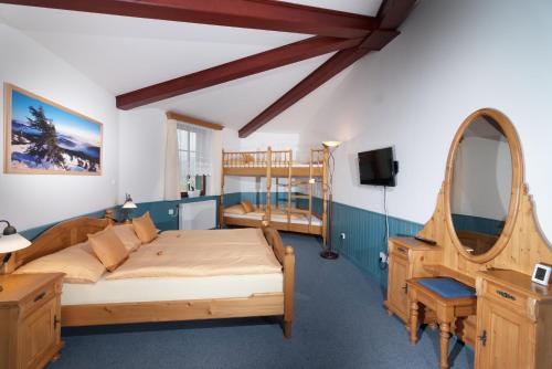 um quarto com uma cama e um espelho em Pension Silva em Spindleruv Mlyn