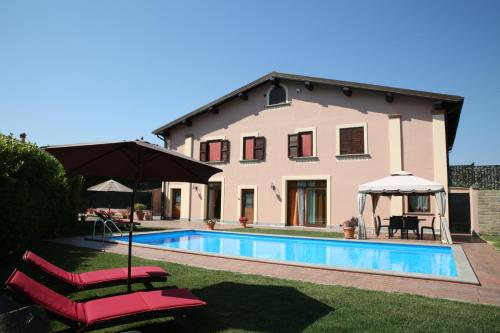 eine Villa mit einem Pool und einem Haus in der Unterkunft Villa Gilda in Bracciano