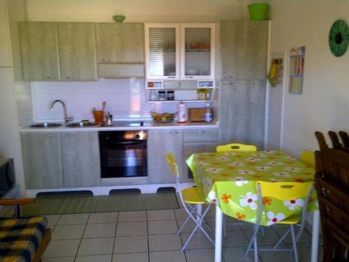 een kleine keuken met een tafel en een wastafel bij panato's home in Torre Dei Corsari
