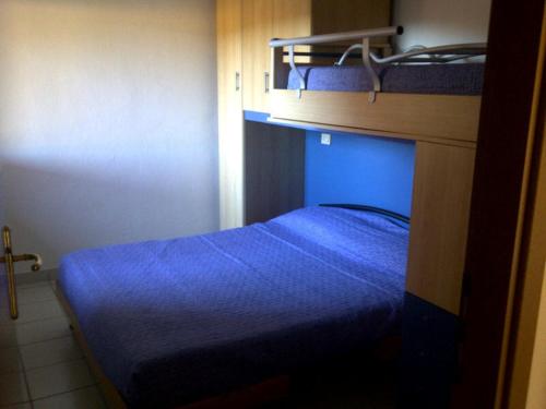 een kleine slaapkamer met een blauw bed in een kamer bij panato's home in Torre Dei Corsari