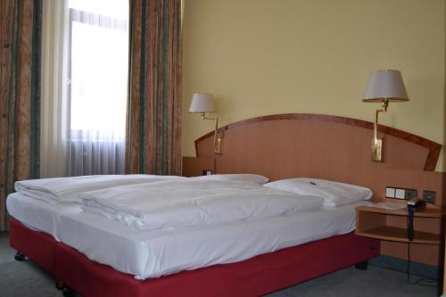 Postel nebo postele na pokoji v ubytování Tagungshotel Höchster Hof