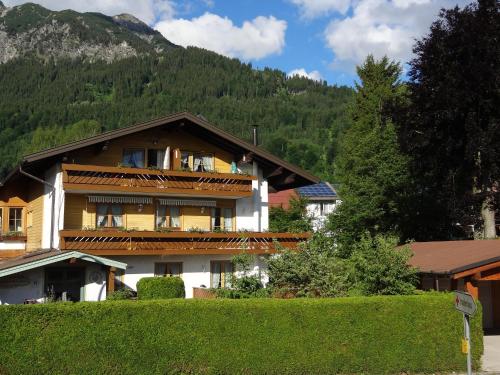 un gran edificio con una montaña en el fondo en Ferienhotel Sonnenheim, en Oberstdorf