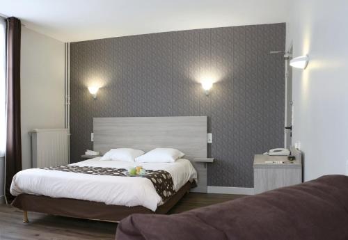 A bed or beds in a room at LOGIS -Hotel & Restaurant de la Place