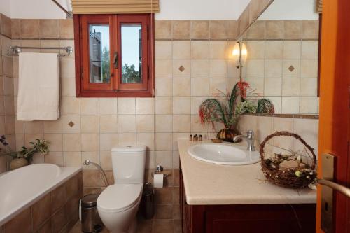 PyrgiにあるVilla Pergola Elliのバスルーム(トイレ、洗面台、バスタブ付)