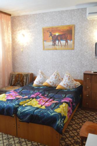 ヴィチャゼヴォにあるГостевой дом у Наталиのベッドルーム1室(壁に馬の写真が描かれたベッド1台付)