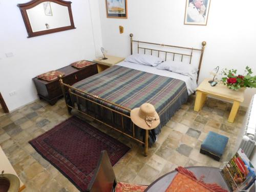 a bedroom with a bed with a hat on it at Agriturismo Case Sgaraglino in Marinella di Selinunte