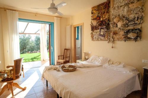 ロッカ・サン・ジョヴァンニにあるAgriturismo Rifugiomareのベッドルーム(白いベッド1台、大きな窓付)