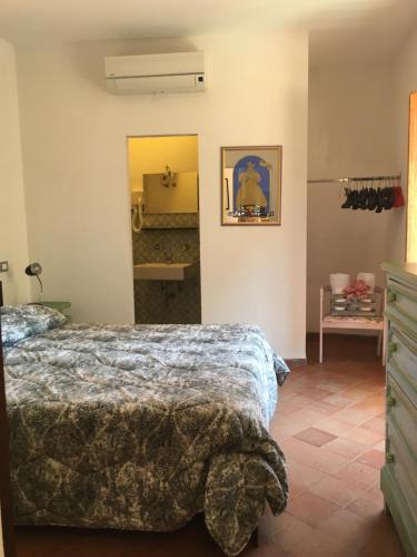 Schlafzimmer mit einem Bett und einem Spiegel in der Unterkunft Al Castello Affittacamere in Pietra Ligure