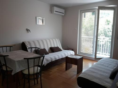 Giường trong phòng chung tại Studio S Sokobanja