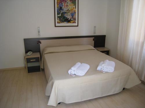 En eller flere senger på et rom på Hotel Canasta