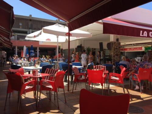 Un restaurante u otro lugar para comer en Residencial Primavera