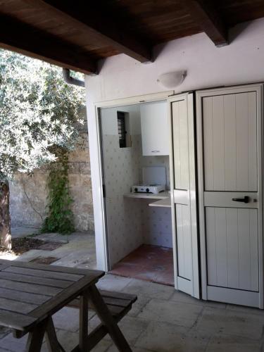 an open door to a kitchen with a wooden table at Agriturismo Vignavecchia in Vignacastrisi