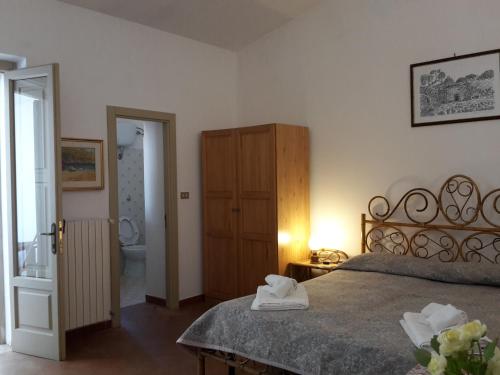 a bedroom with a bed and a bathroom at Agriturismo Vignavecchia in Vignacastrisi