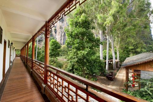 un balcone con vista sulla foresta di Nirvana Organic Farm Inn a Yangshuo