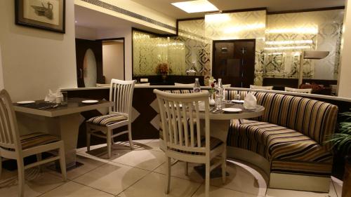 ラクナウにあるGemini Continental, Hazratganjのレストラン1室(テーブル2台、椅子付)