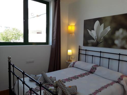 コスタ・テギセにあるPlaya de las Cucharas Apartmentsのベッドルーム(ベッド1台、窓付)