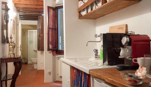 Il Duca Apartmentにあるキッチンまたは簡易キッチン