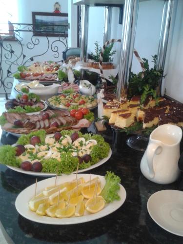 un buffet con molti piatti su un tavolo di Willa Lichajówka a Ciche Małe
