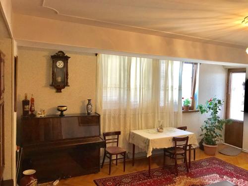 Room in Apartment at Tigrana Metsa 레스토랑 또는 맛집