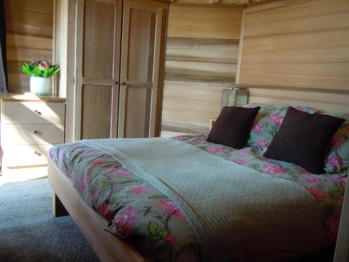 Säng eller sängar i ett rum på Cabanes et chambre à la Bernardiere