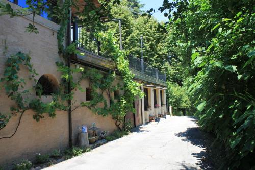 een gebouw met wijnstokken aan de zijkant bij BoscoBo - Relax & Natura in Bologna