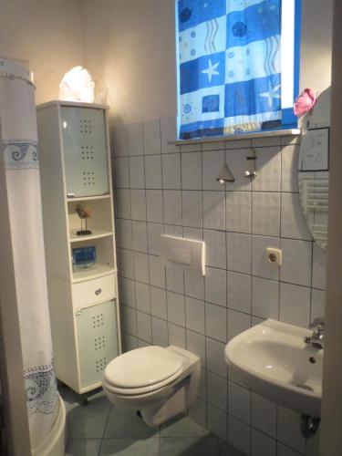 Baño pequeño con aseo y lavamanos en Usedom Sud en Usedom Town