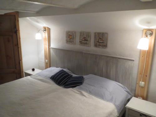 1 dormitorio con 1 cama con 2 almohadas en Usedom Sud, en Usedom Town