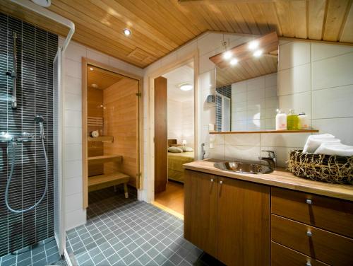 Bathroom sa Holiday Club Salla Apartments