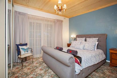 ein Schlafzimmer mit einem Bett und einem Sofa darin in der Unterkunft Hahndorf House B&B in Hahndorf