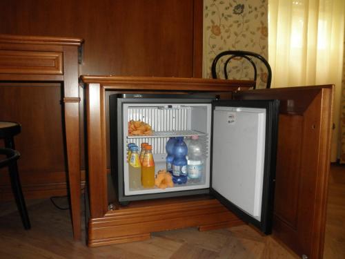 a small refrigerator filled with drinks and bottles at Park Hotel Fantoni in Tabiano