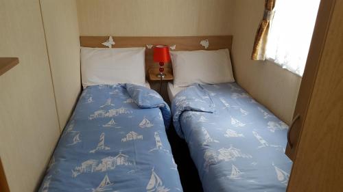 ブラックプールにあるTiggs Caravansの小さな部屋のベッド2台