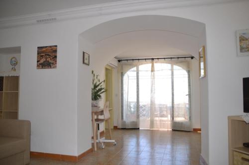 Μια τηλεόραση ή/και κέντρο ψυχαγωγίας στο Alexa & Ella House