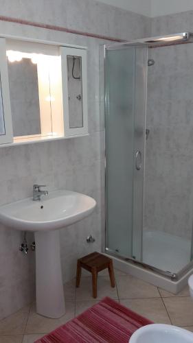 y baño con lavabo y ducha. en Casa Vacanze Rosalba en Vignacastrisi