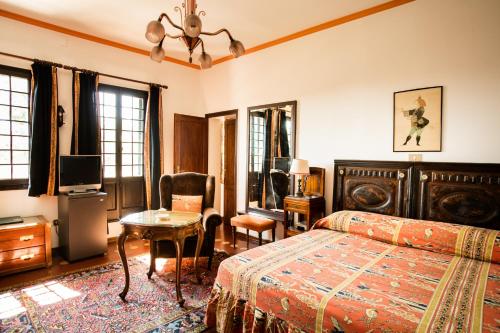 um quarto com uma cama, uma secretária e uma televisão em Residenza d'Epoca Albergo Quattro Fontane em Veneza-Lido