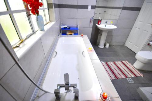 Lamanis Haven tesisinde bir banyo