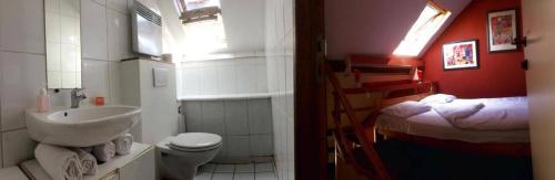 Bilik mandi di Appart-hôtel Maison de la Lune - petite Auberge d'Etterbeek