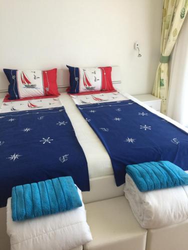 ソゾポルにあるApartment Antea Ponticaのベッドルーム1室(青と白のシーツが備わるベッド2台付)
