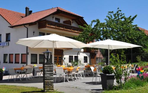 Gasthof-Hotel-Löwen tesisinde bir restoran veya yemek mekanı