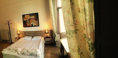 - une chambre avec un lit et une fenêtre dans l'établissement Appart-hôtel Maison de la Lune - petite Auberge d'Etterbeek, à Bruxelles