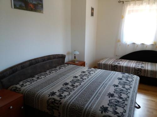 1 Schlafzimmer mit 2 Betten und einer Tagesdecke in der Unterkunft Németh Apartment in Szántód